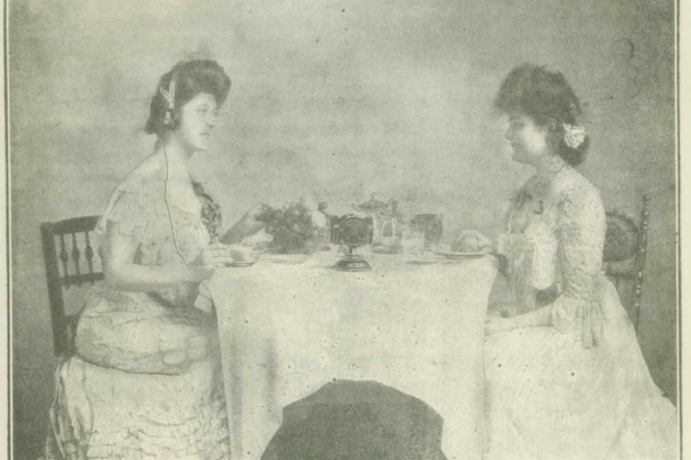 Dining_table_Acousticon_1906